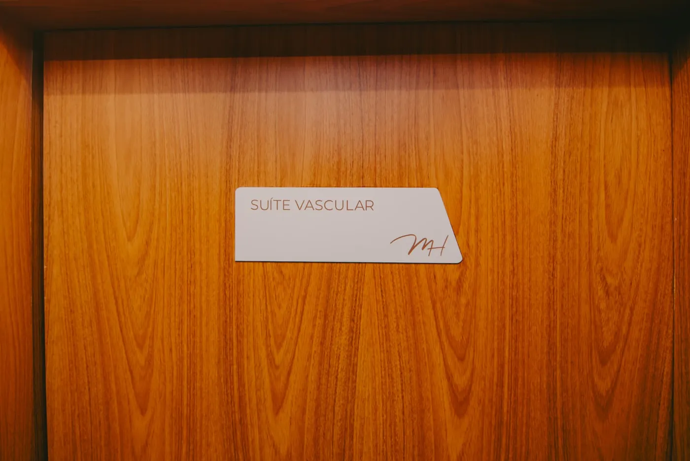 Porta da Suíte Vascular com placa MH